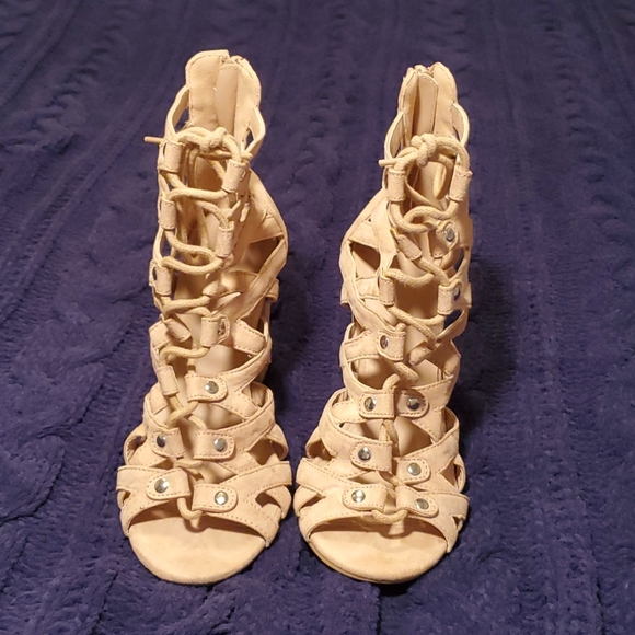 Blonde Lace Heels - Picture 3 of 3